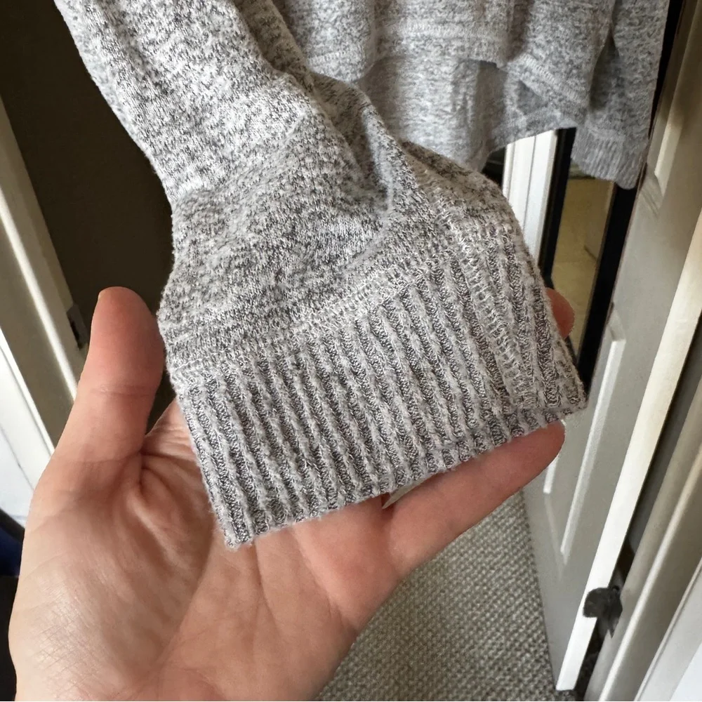 Abercrombie & Fitch Women's Small Gray Cropped Sweater - Picture 4 of 4